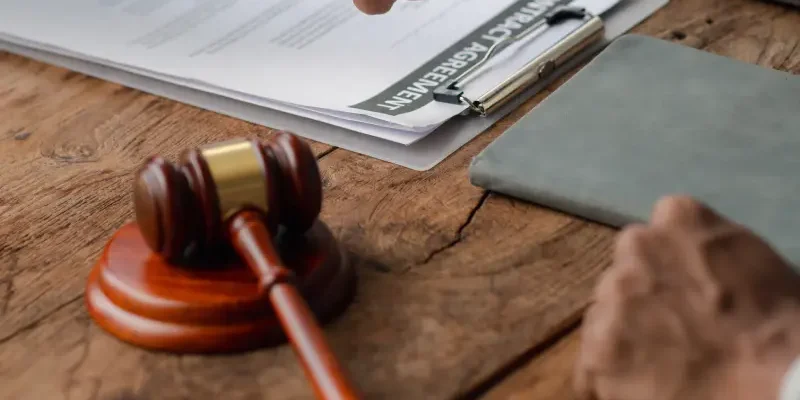 lawyers-shake-hands-with-clients-who-come-to-testi-2025-01-16-21-50-03-utc.webp